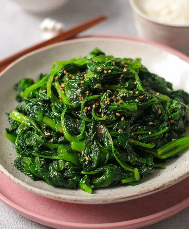Korean Spinach Side Dish (Sigeumchi Namul)
